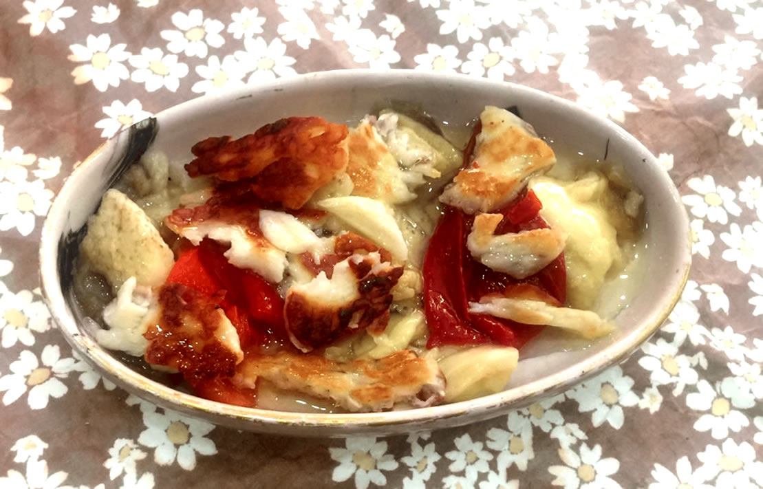 Toptan fiyatına perakende hellim peynirli köz salatası