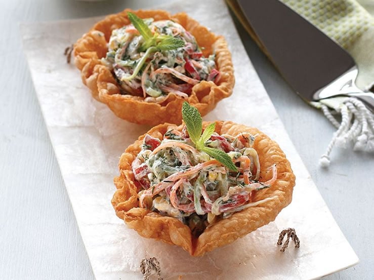 Yufka çanakta sebze salatası